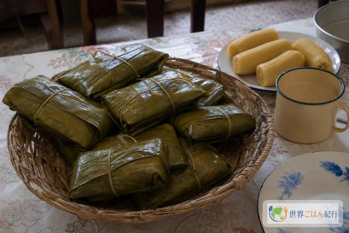 葉包みのコキをかごに入れ、プランテンと並べた食卓