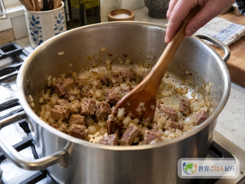 手順1: 肉と玉ねぎを炒める（約10分）