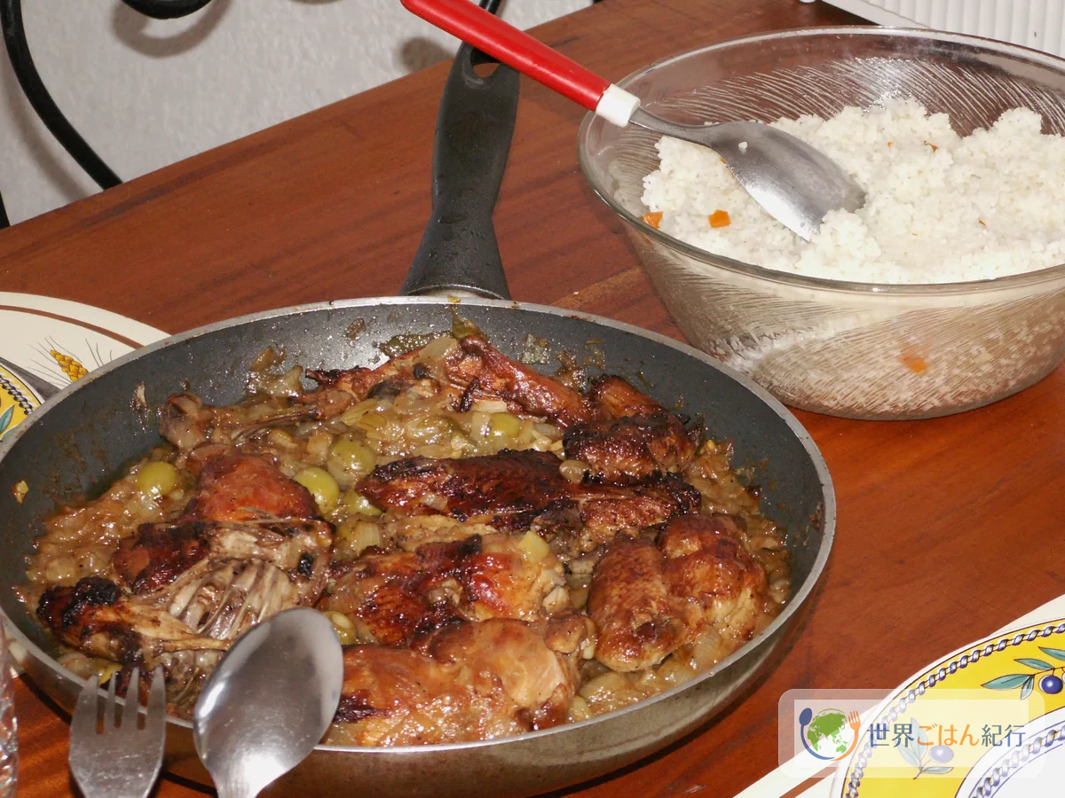 Angebratenes Hähnchen wird mit der Zwiebelsauce für Poulet Yassa vereint