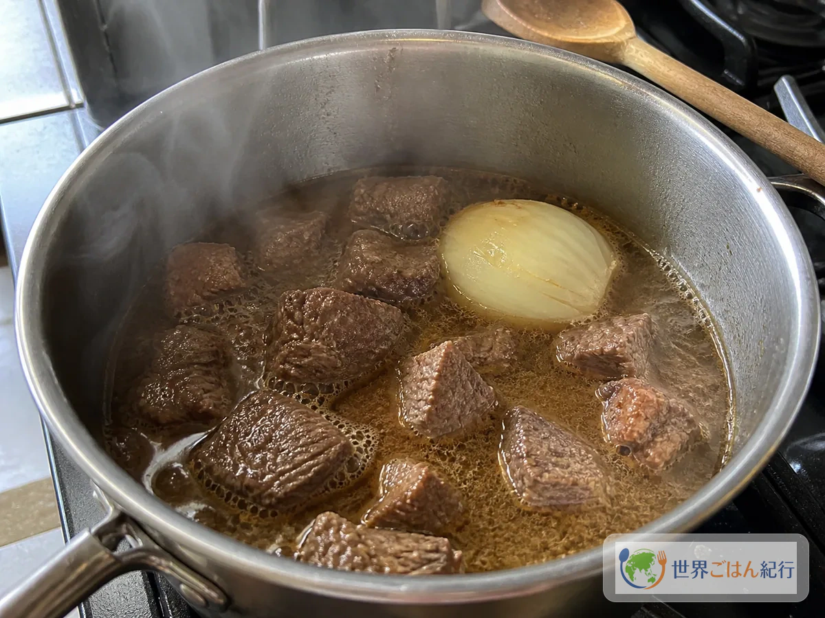 手順1: 牛肉を煮て、煮汁を取る