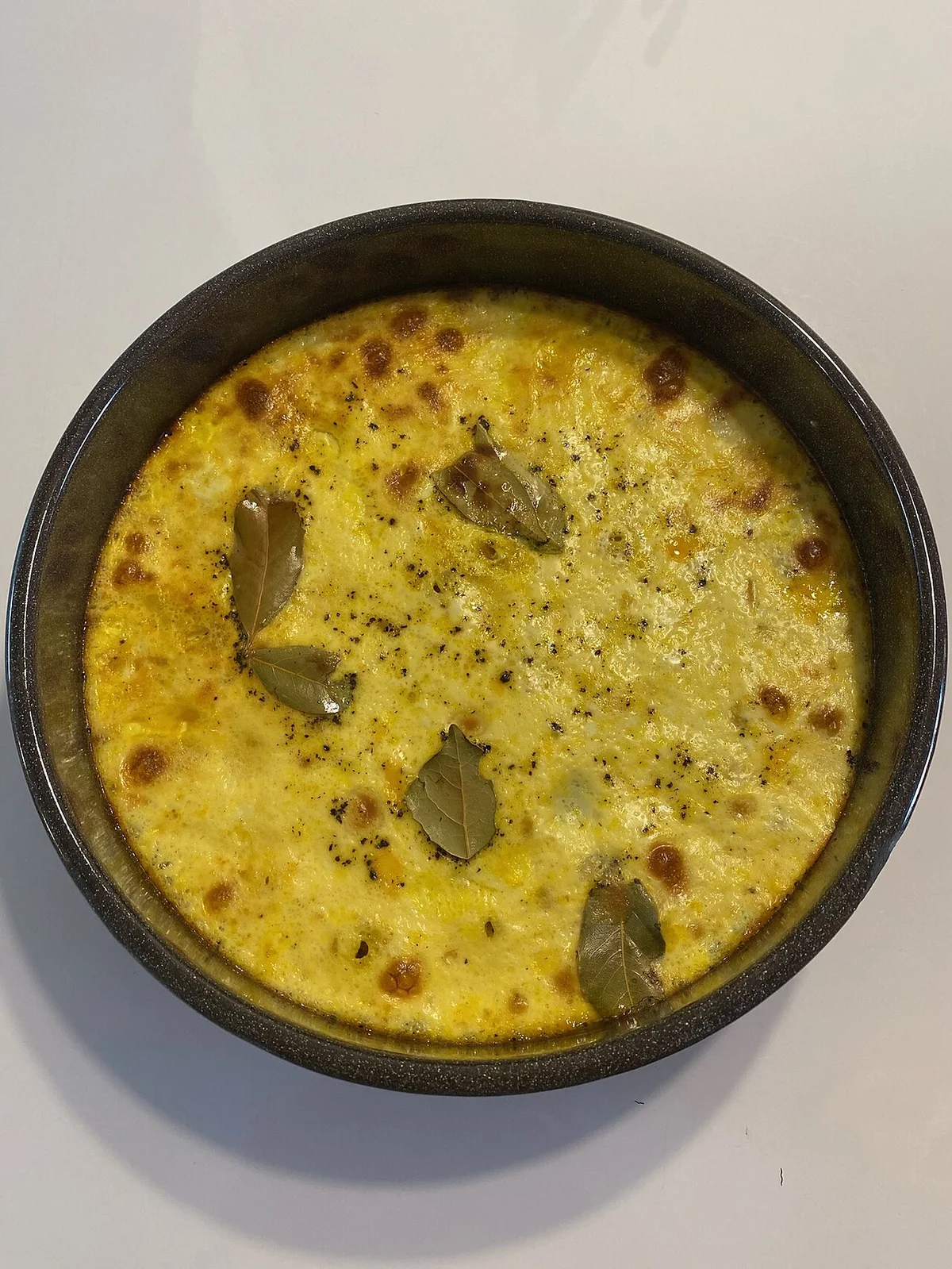 ボボティの盛り付け。南アフリカの伝統的な食卓風景