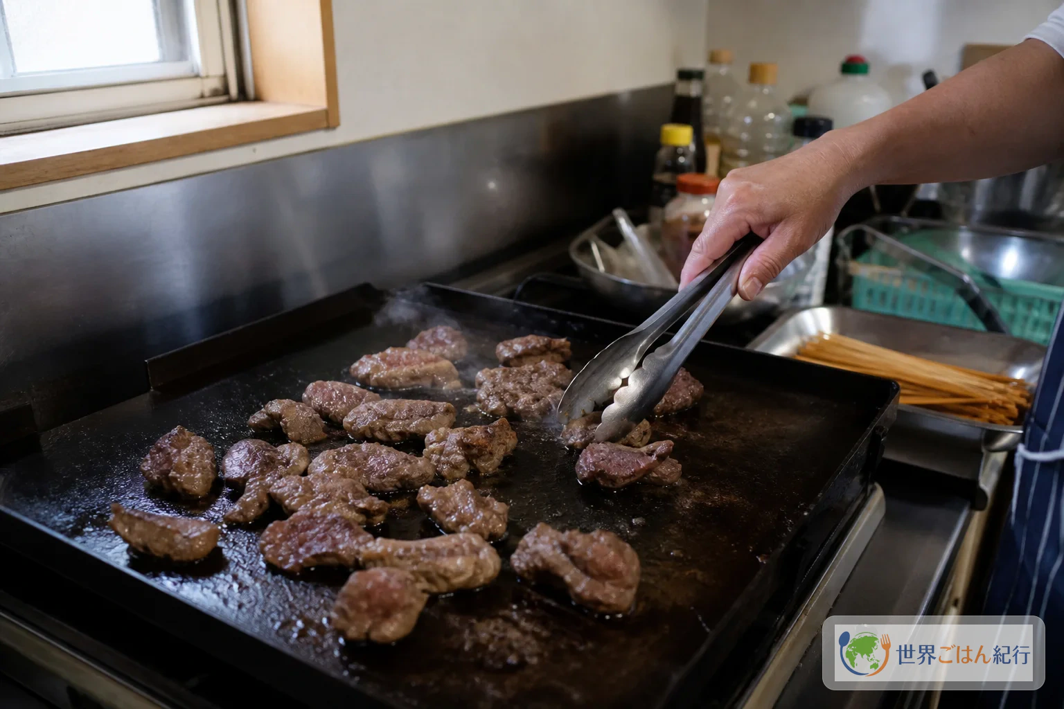 ムシカキを屋内で焼くための鉄板グリドルと、串から外した牛肉を並べた台所