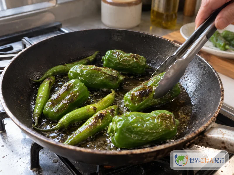 Ganze Paprika und grüne Chilis in Olivenöl gebraten
