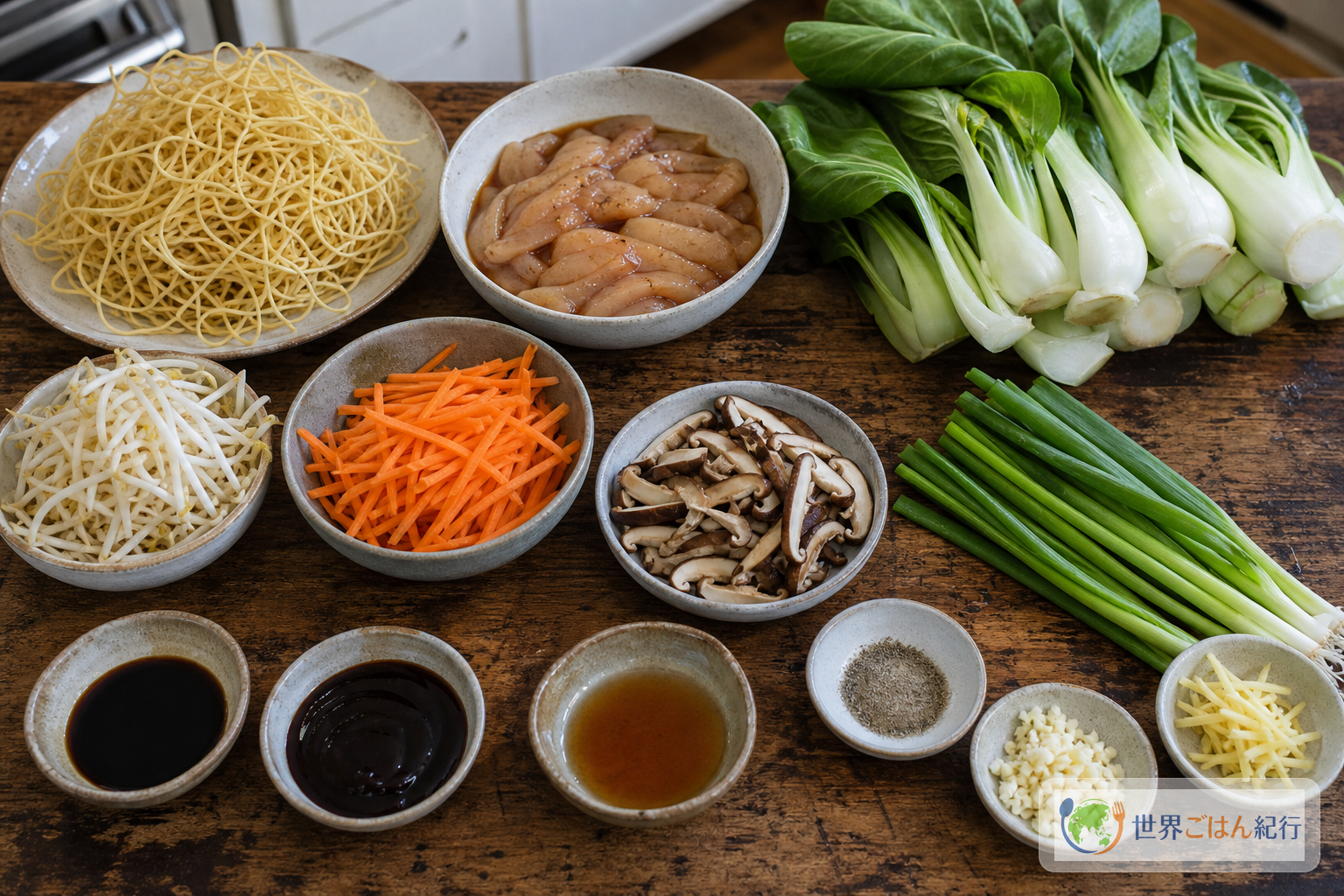 炒麺に使う中華麺、鶏肉、青梗菜、もやし、にんじん、椎茸、調味料を台所に並べた材料写真