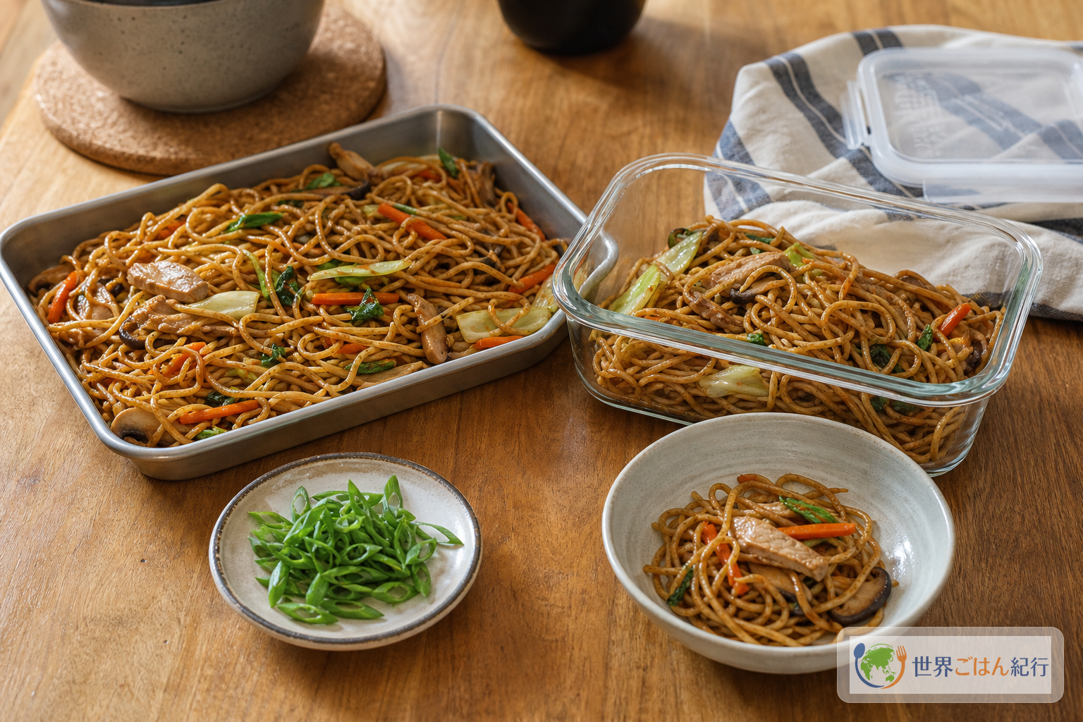 炒麺を浅いバットで冷まし、保存容器と翌日の小皿を用意した台所の写真