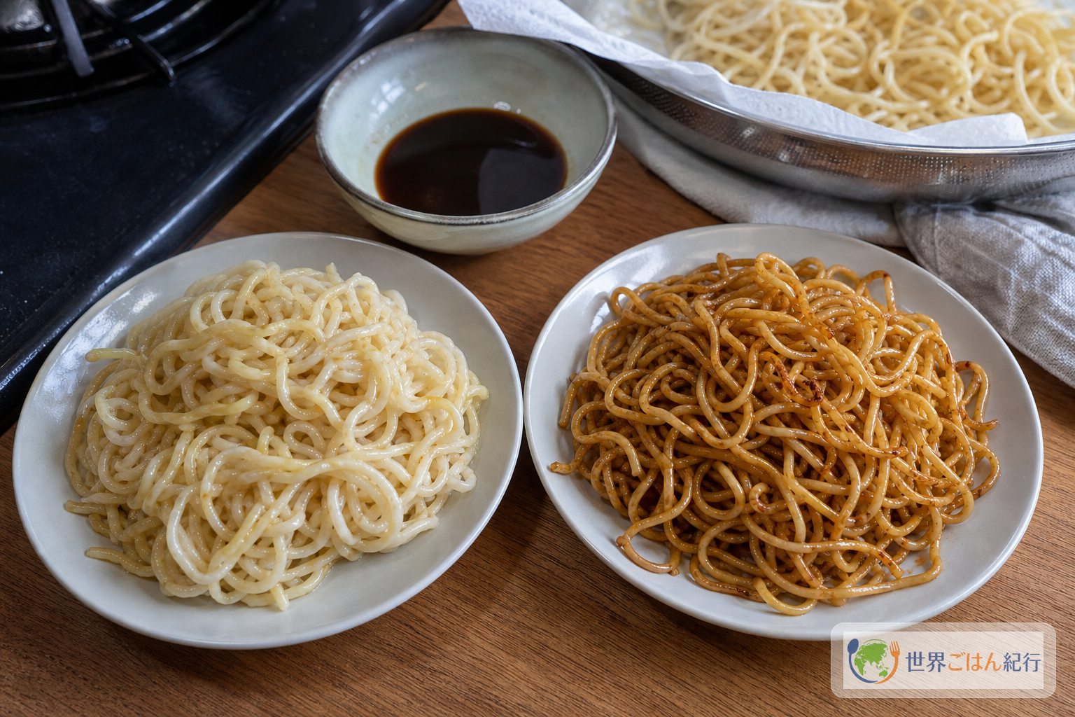 水分が多く固まった麺と、ほぐれて焼き色のついた麺を小皿で比べた炒麺の失敗比較