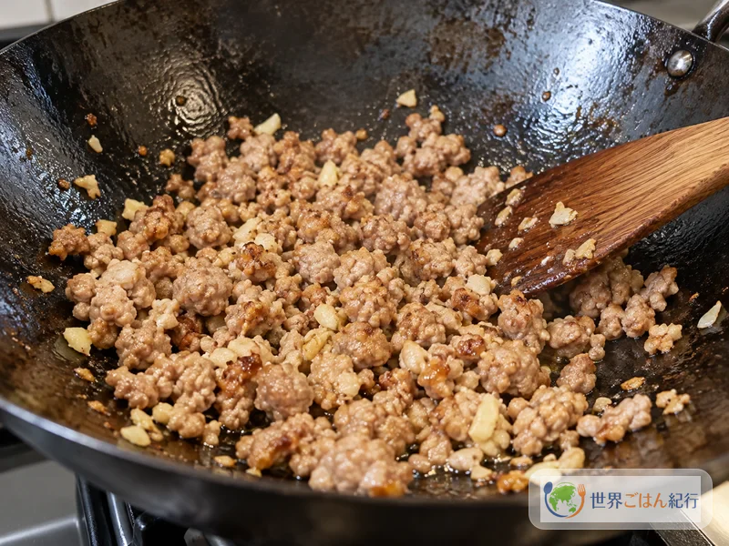 手順3: 豚ひき肉を炒める