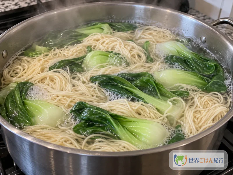 手順6: 麺と青菜をゆでる
