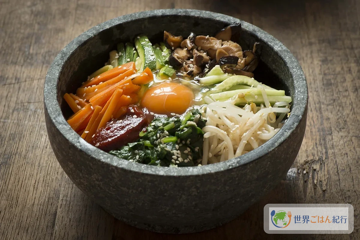 石鍋にご飯、ナムル、卵、コチュジャンを盛った韓国料理ビビンバ