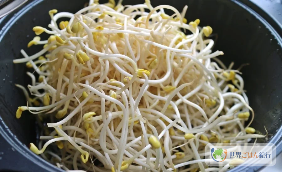手順2: 豆もやしをゆでる（5分）