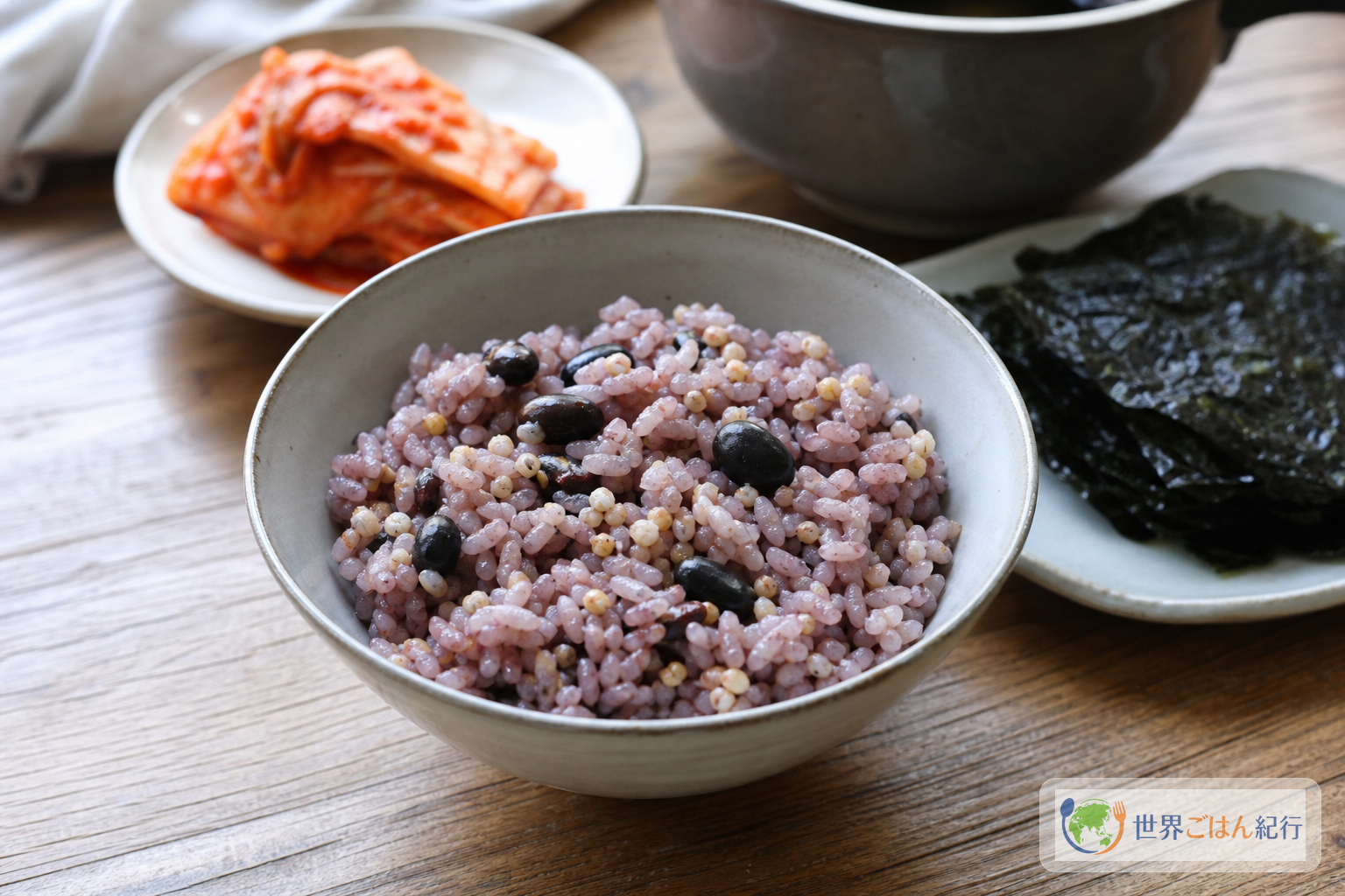 黒豆、もち米、雑穀を炊き込んだ韓国のコンバプ
