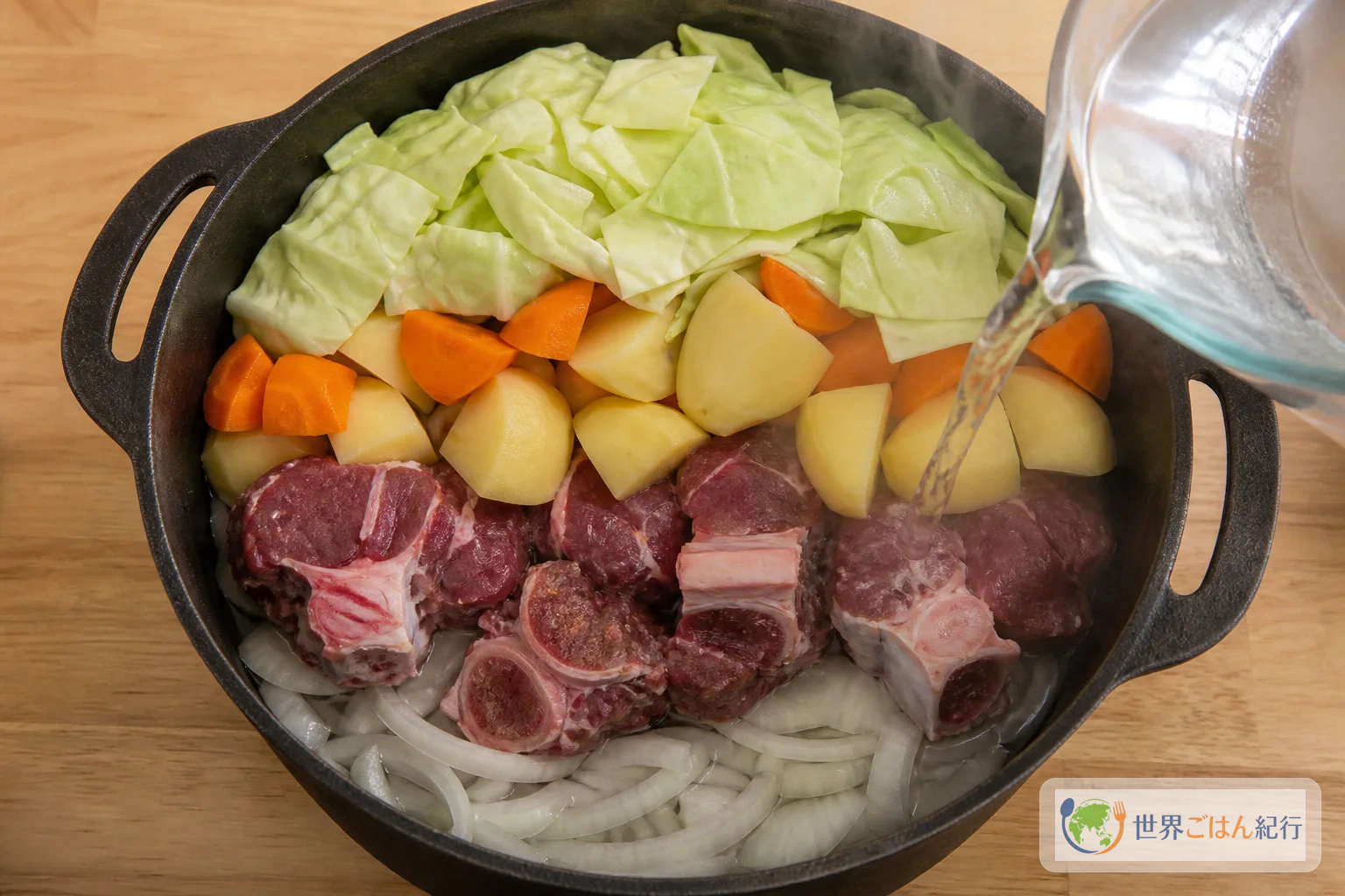 手順2: 鍋に玉ねぎ、羊肉、野菜を重ねる