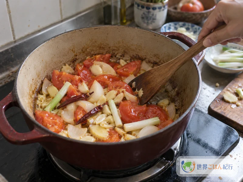 手順3: 香味野菜とトマトを炒める