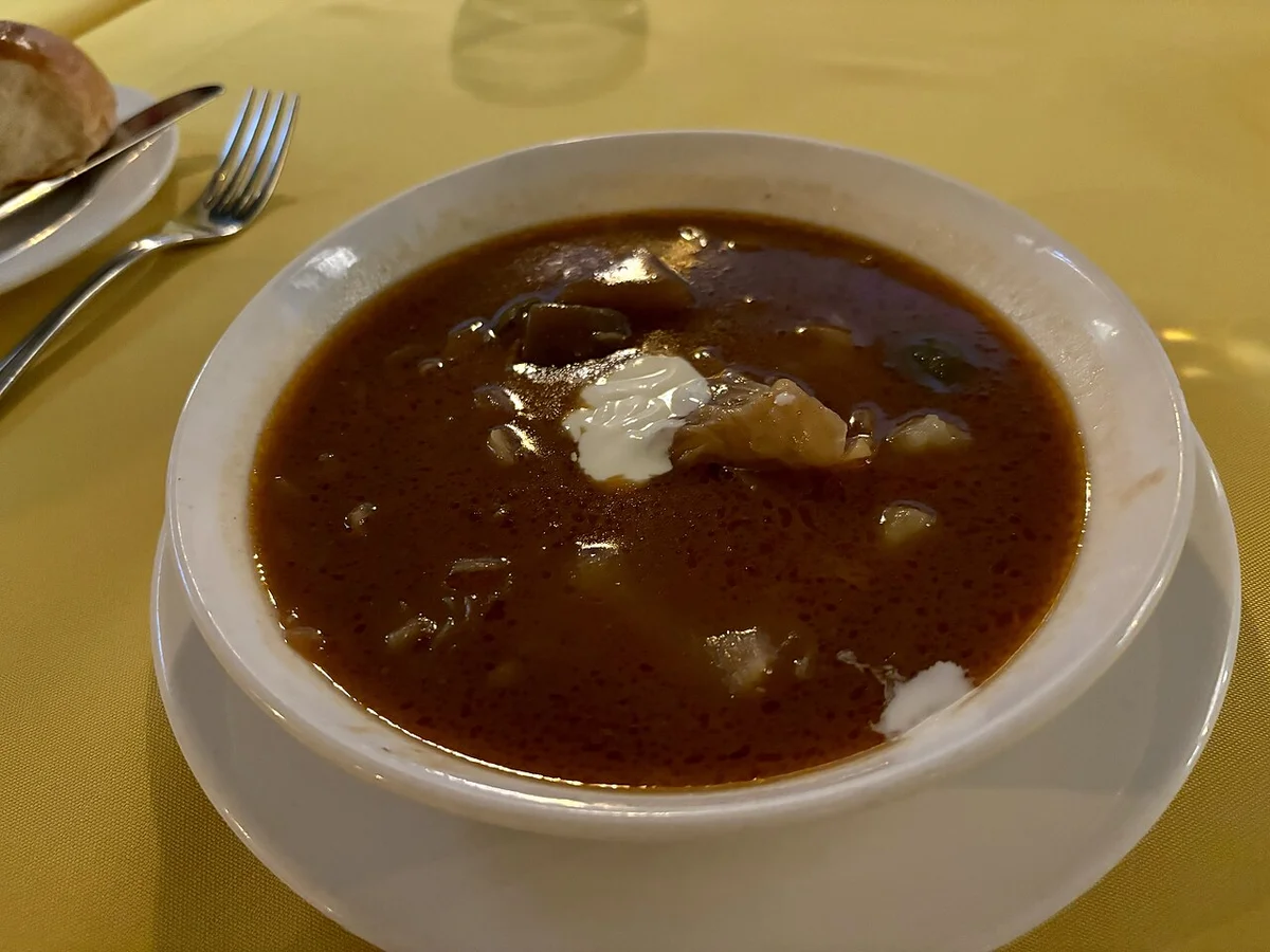 ボルシチに添える黒パンとディルの飾り付け