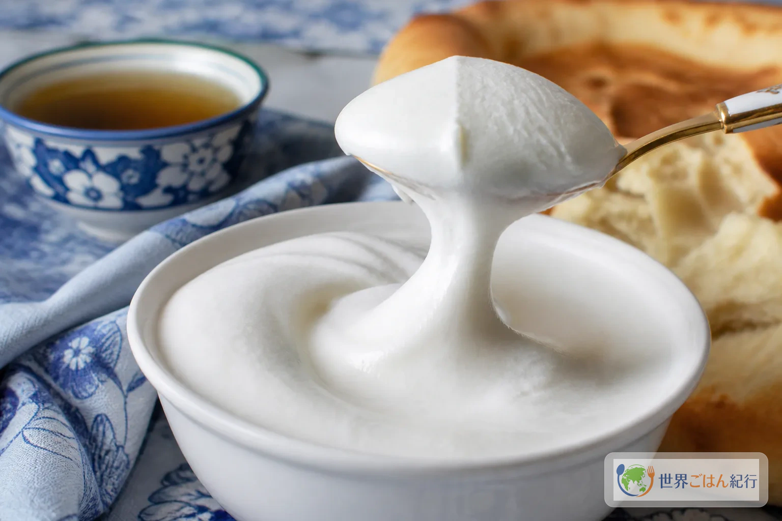 冷やしたニショルダをスプーンですくい、パティルと緑茶に添えた様子