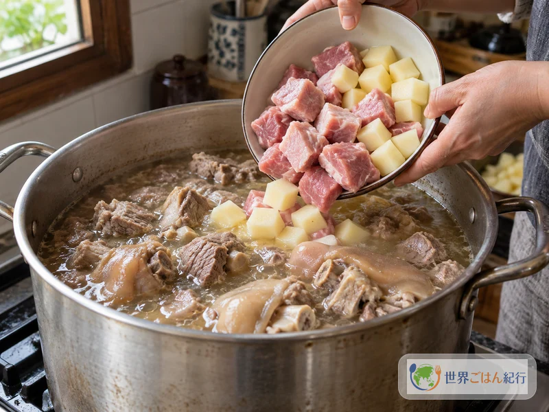 手順3: 豚肉とじゃがいもを加えて煮る(約30分)