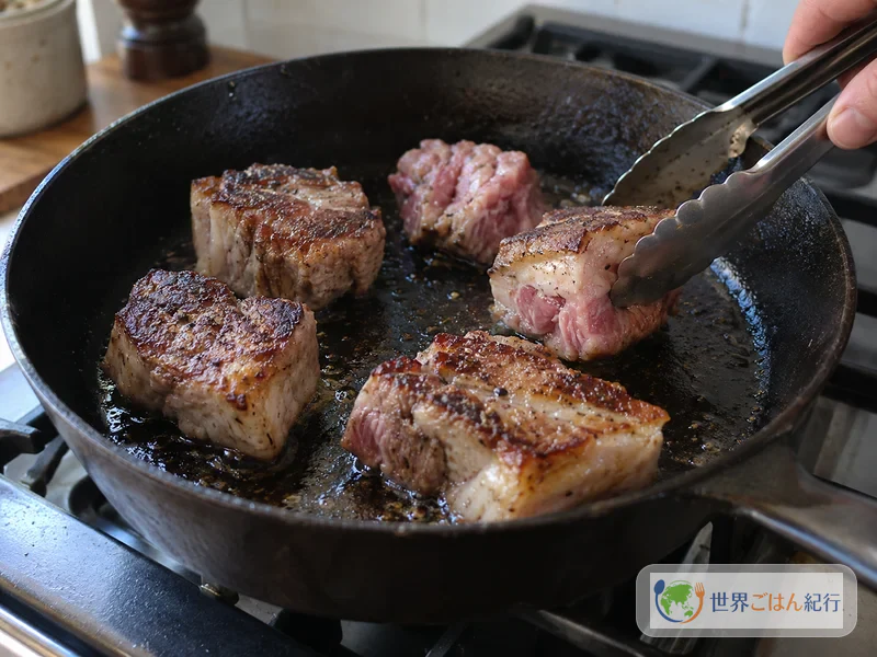 手順2: 肉を角切りにして焼く（約15分）