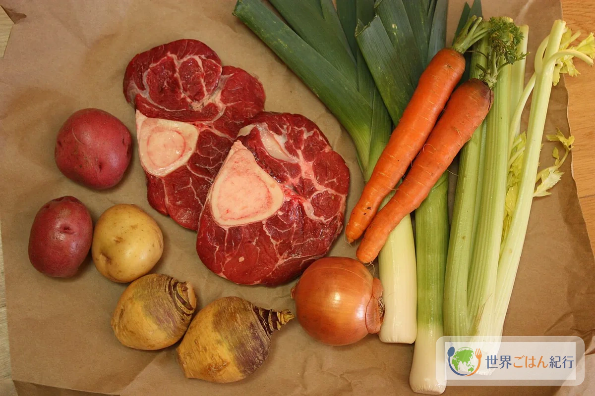 ポトフ用の牛肉、にんじん、ポロねぎ、じゃがいもなどの材料
