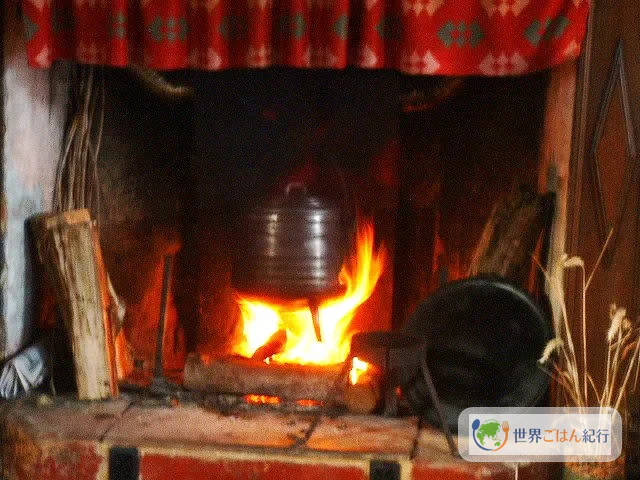 Pot-au-feu cocinándose en una olla de estilo tradicional
