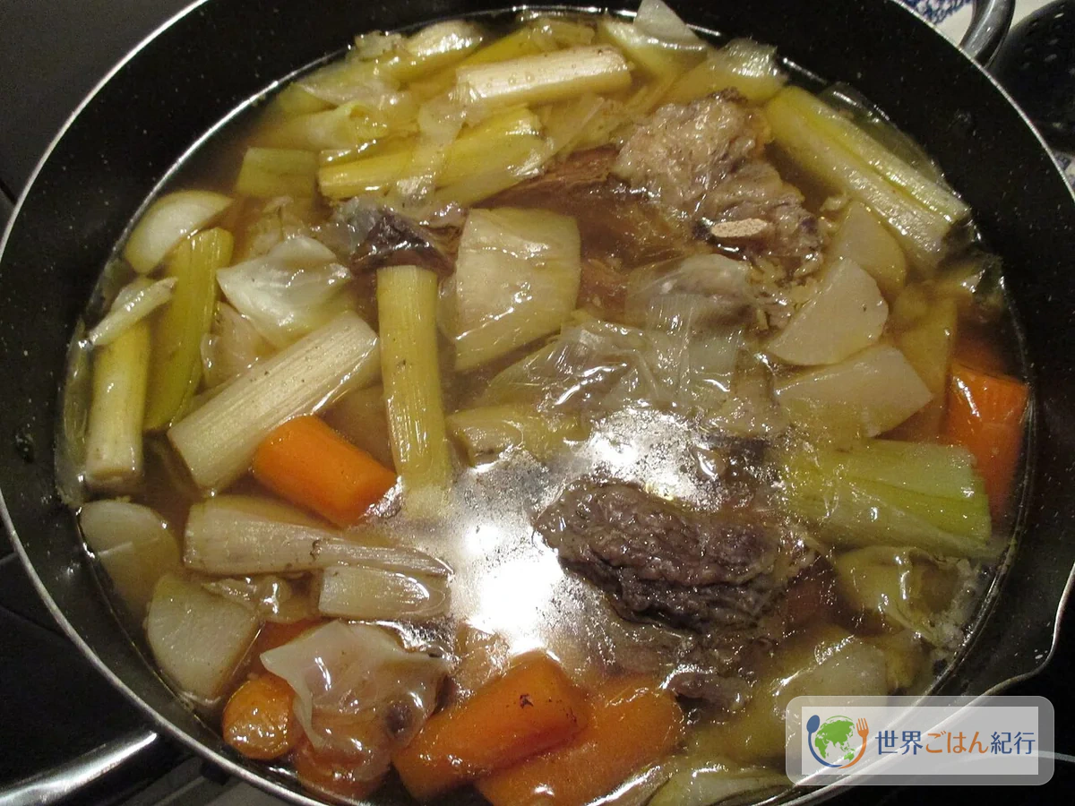 ポトフを深皿に取り分けた食卓