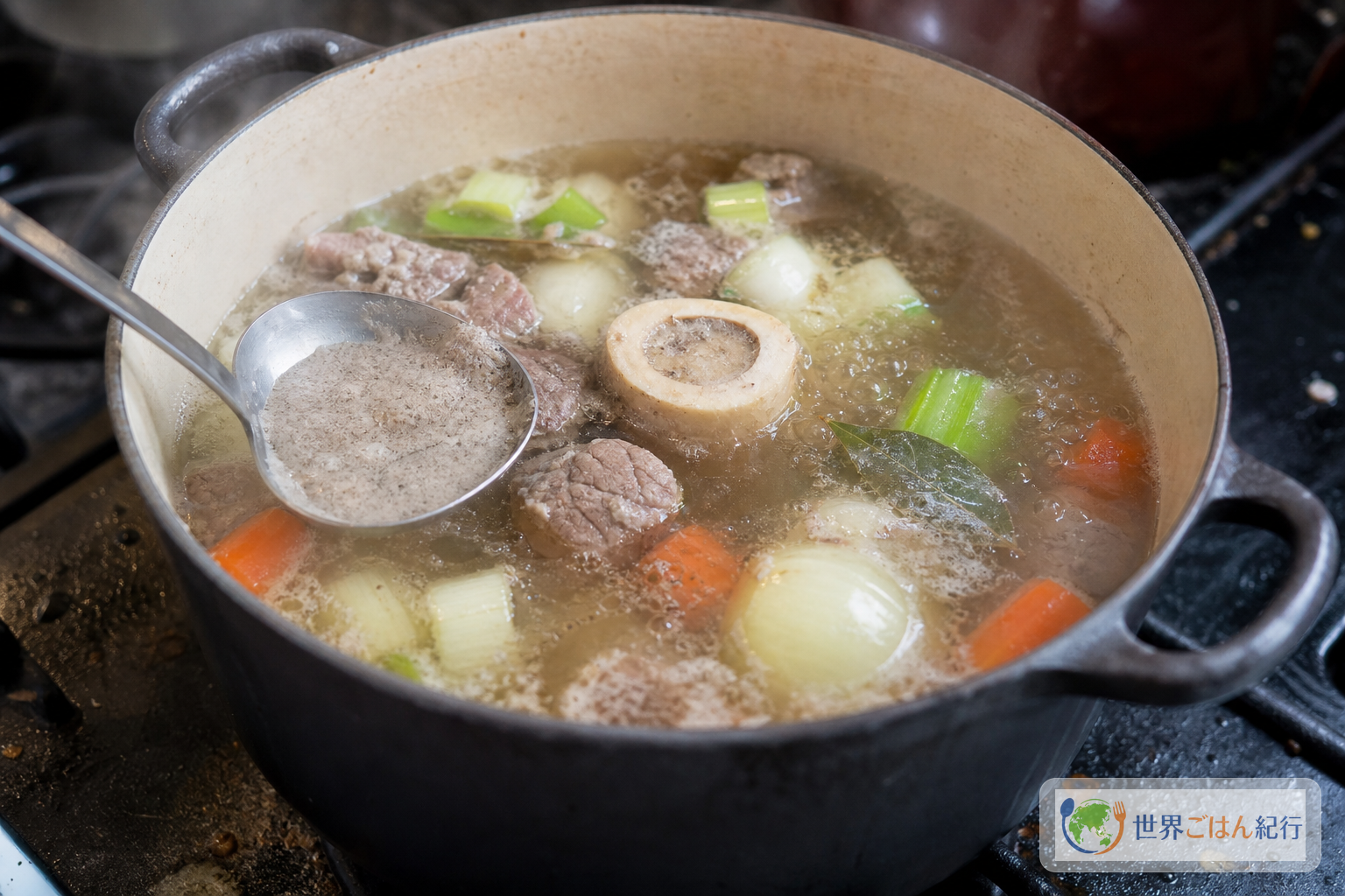 手順2: 沸く手前まで上げてアクをすくう