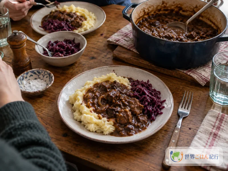 Hachee mit Kartoffelpüree und Rotkohl auf dem Tisch einer niederländischen Familie