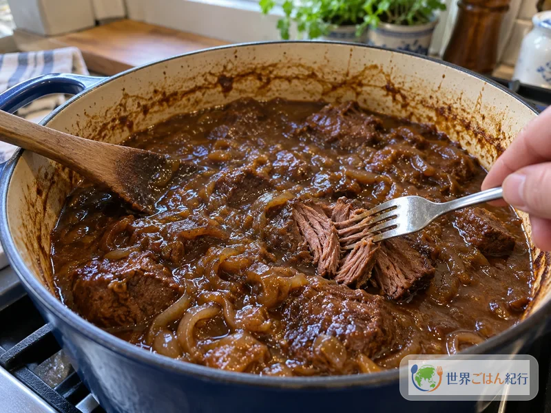Hachee, dessen Fleisch in der sämigen Sauce zerfällt