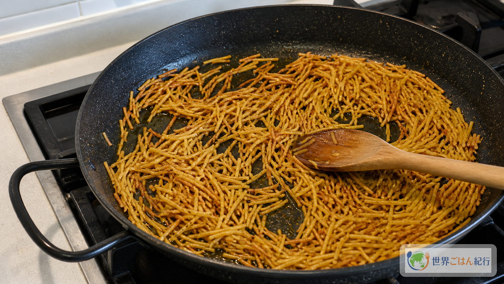 手順1: 麺を短く折って炒める(4分)