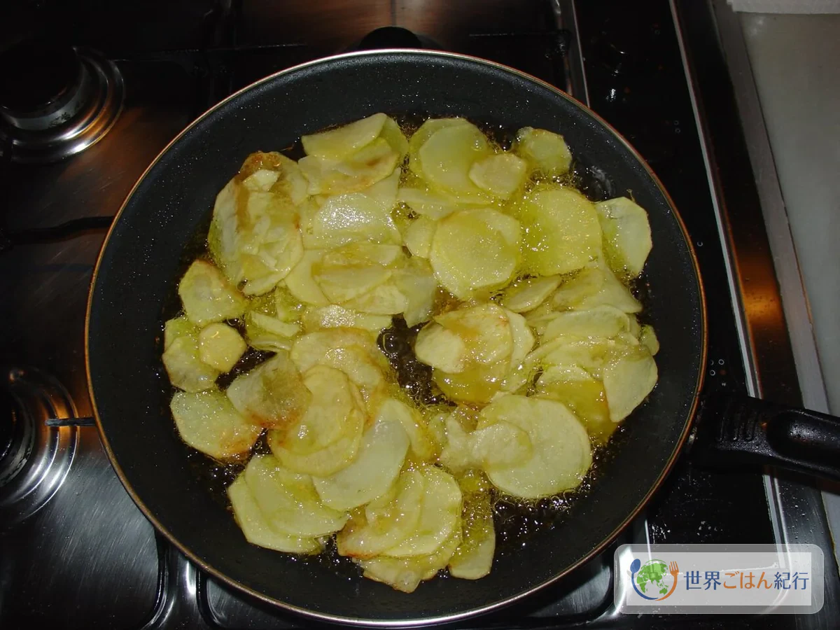 Patatas para tortilla cociéndose despacio en aceite