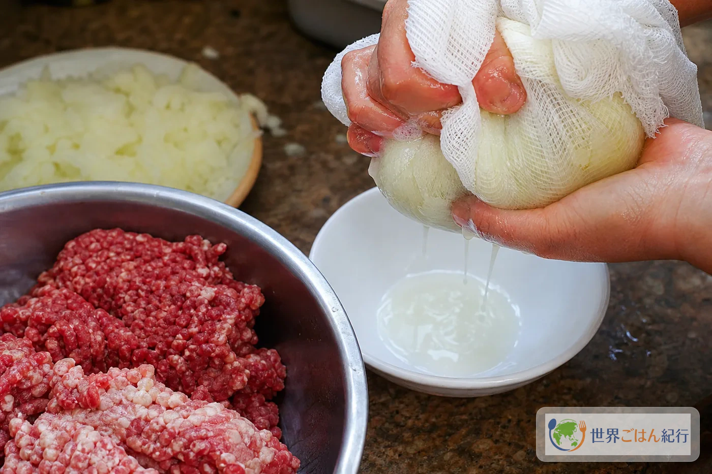 手順2: 肉だねを粘りが出るまで練る