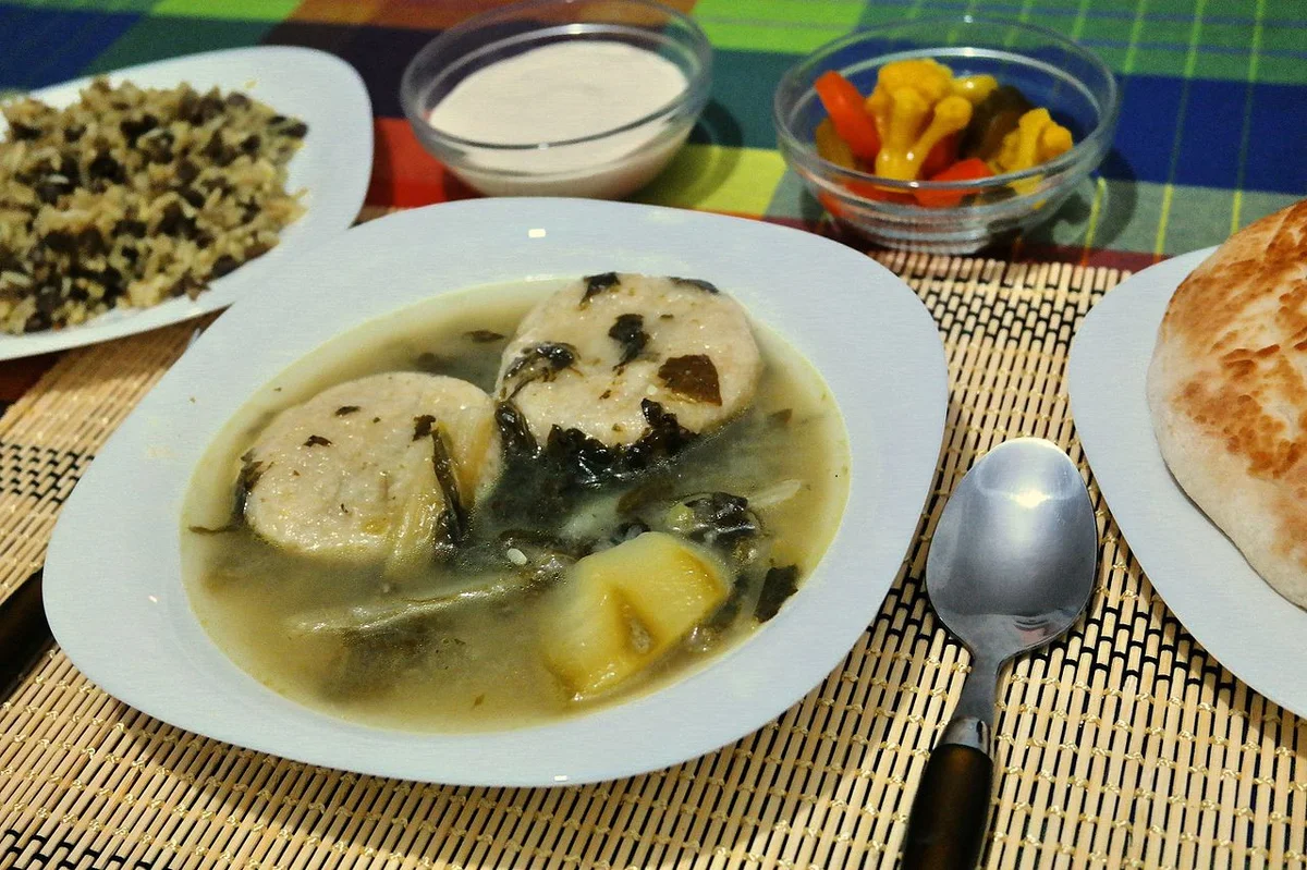 ムジャッダラの皿。クッベ・ハムスタスープとピクルス、タヒーニが添えられた中東の食卓