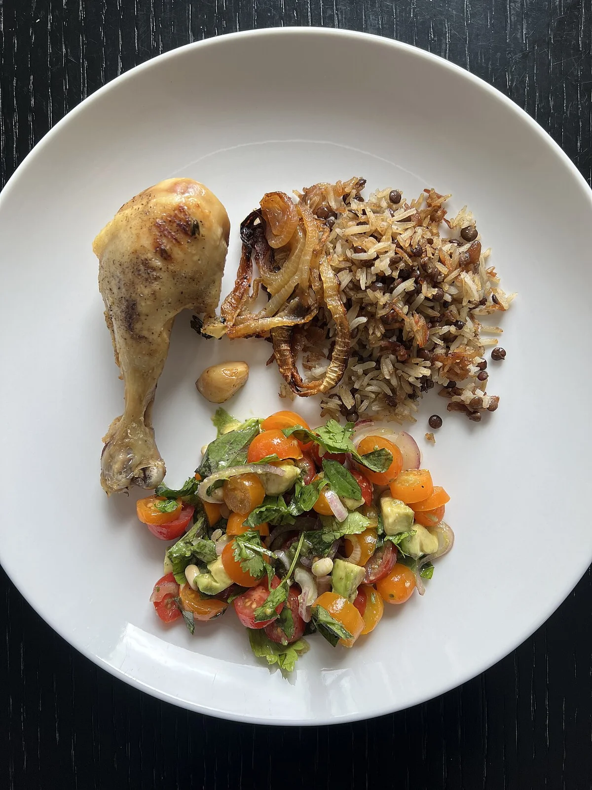 ムジャッダラのランチプレート。グリルチキン、サラダが添えられた豪華版