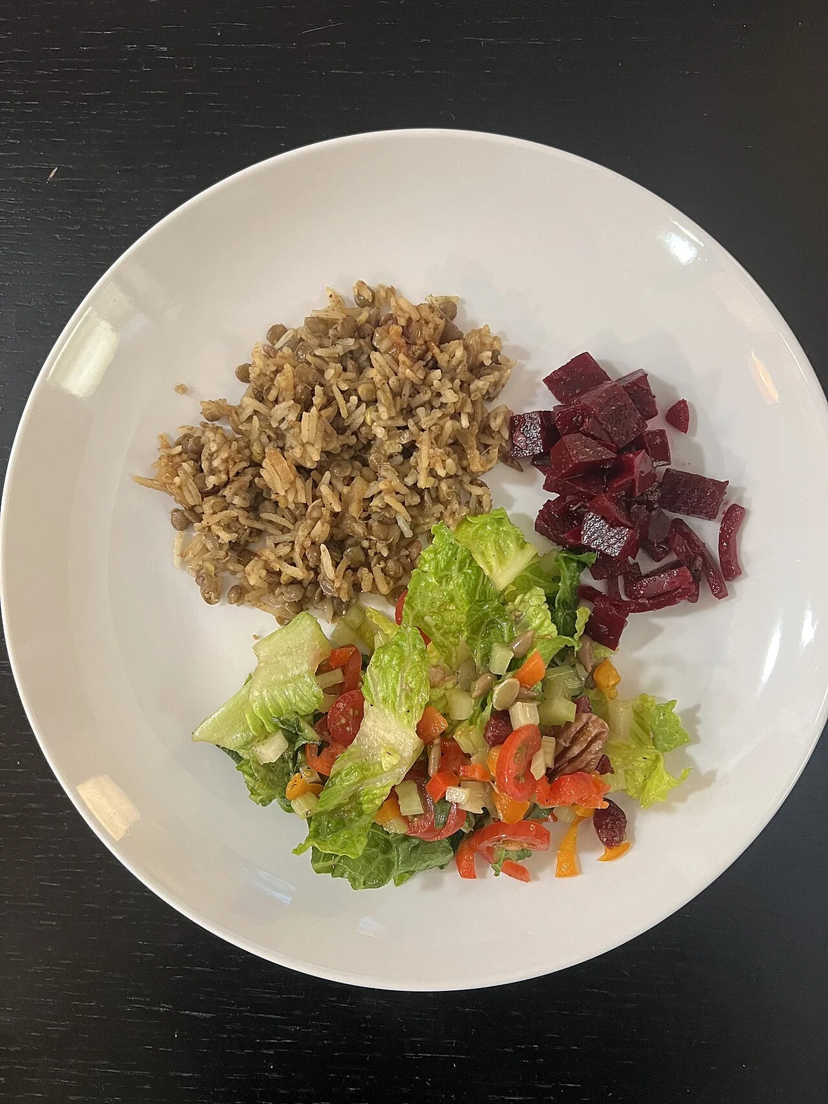 ムジャッダラとサラダ、ビーツサラダが添えられたランチプレート