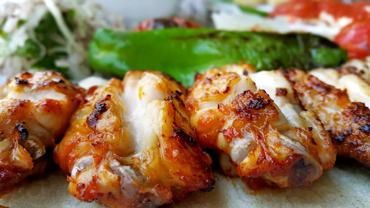 日本のキッチンで調理されるシャクシュカ。鋳鉄フライパンにトマトソースと卵