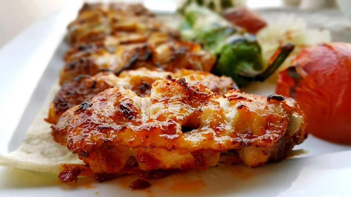 中東の伝統的なティーセットとデーツ