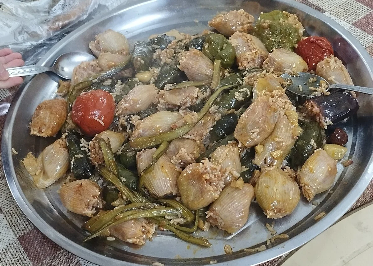 イラクのドルマ。様々な野菜に米を詰めた盛り合わせ