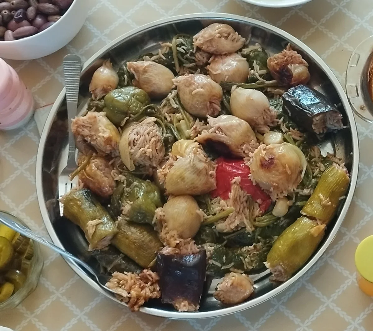 様々なドルマの盛り合わせ。ぶどうの葉と野菜の詰め物