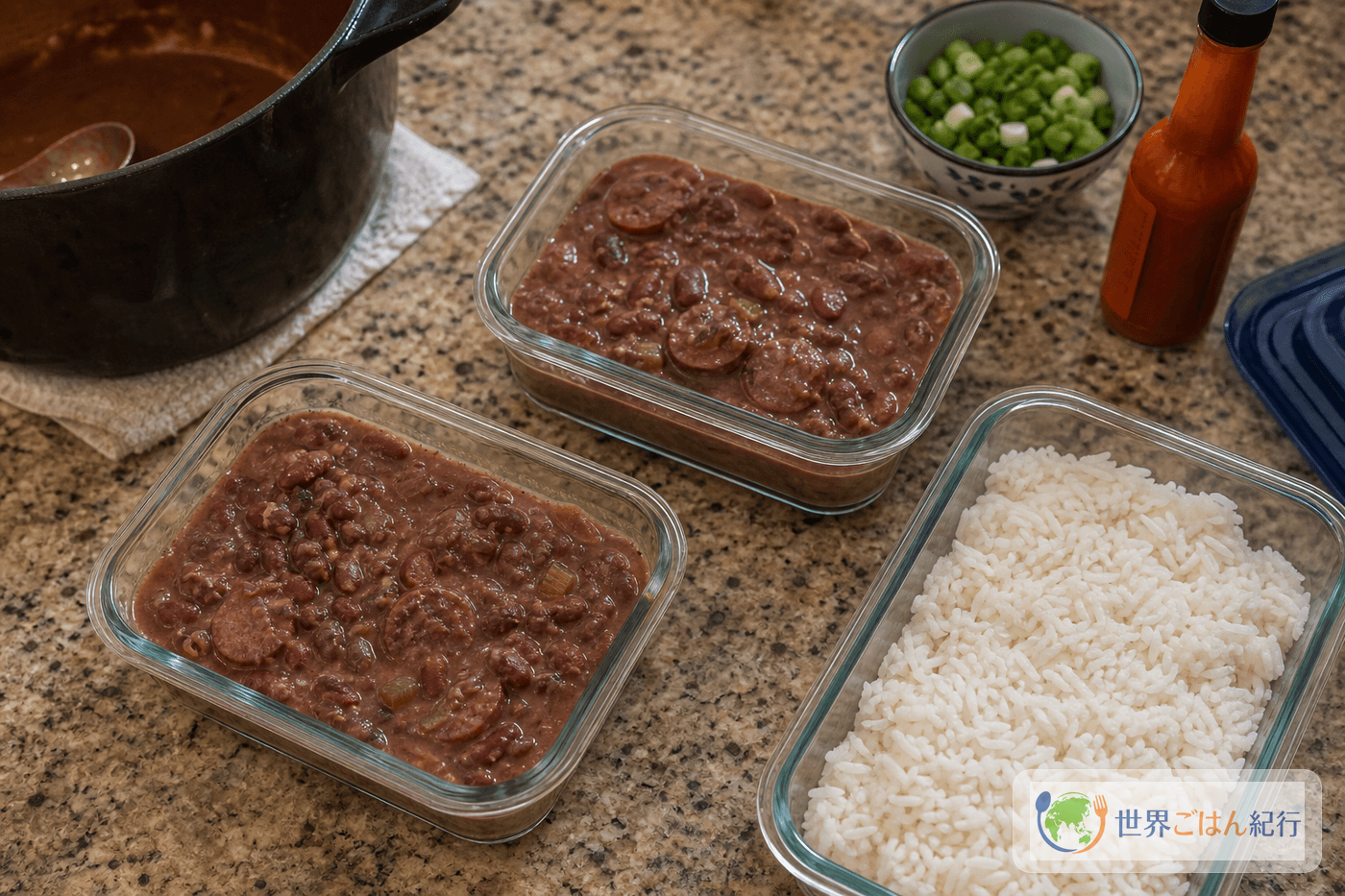 赤いんげん豆の煮込みと白いご飯を別々の保存容器に詰めた作り置き
