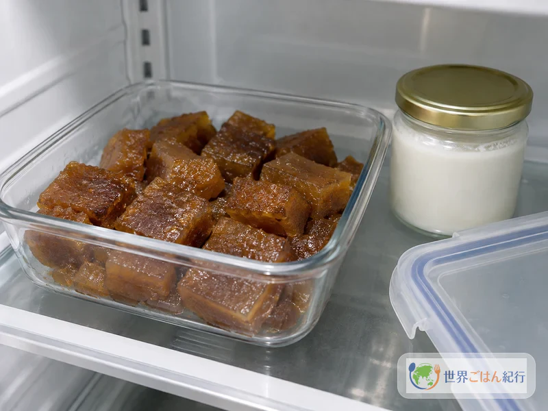 Cut poke arranged in a storage container to refrigerate