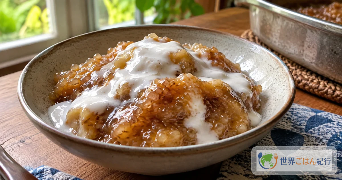 Poke de las Islas Cook: pudín de banano horneado de un ámbar intenso, servido en un cuenco con abundante crema de coco blanca por encima