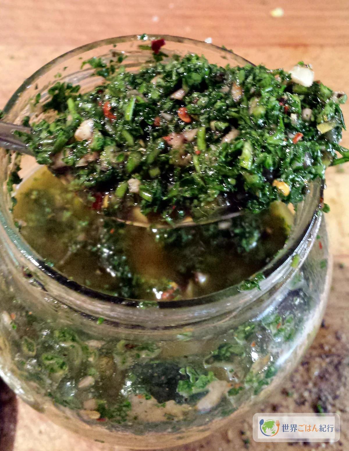 Petersilie wird auf dem Brett fein gehackt, Vorbereitung des Chimichurri