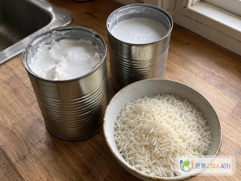 缶詰のココナッツミルクと長粒米を並べた写真