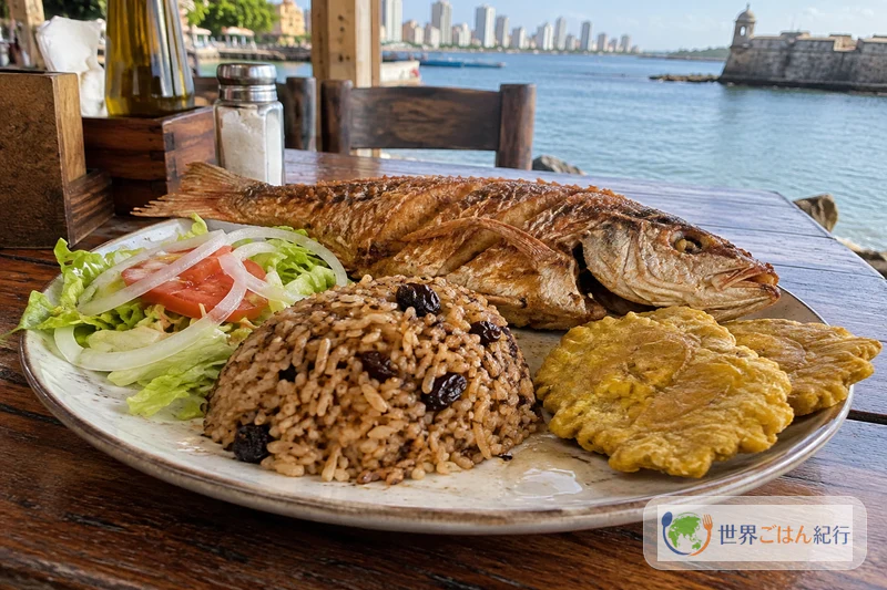カルタヘナの海辺の食堂で揚げ魚と並ぶアロス・コン・ココと揚げたプランテン