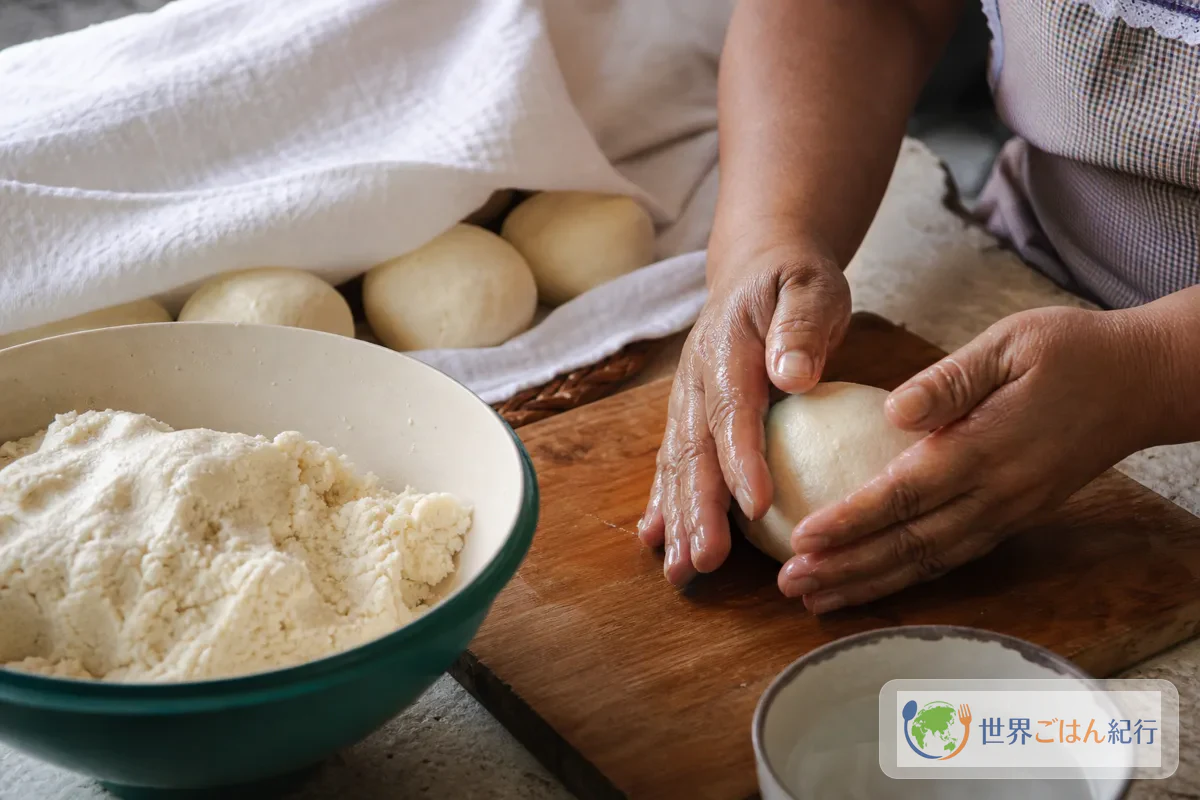Pâte de masa harina boulée, au repos sous un linge humide