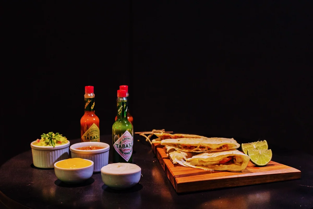 メキシコの調味料とソース。モレを含む多様なソースが並ぶ食卓