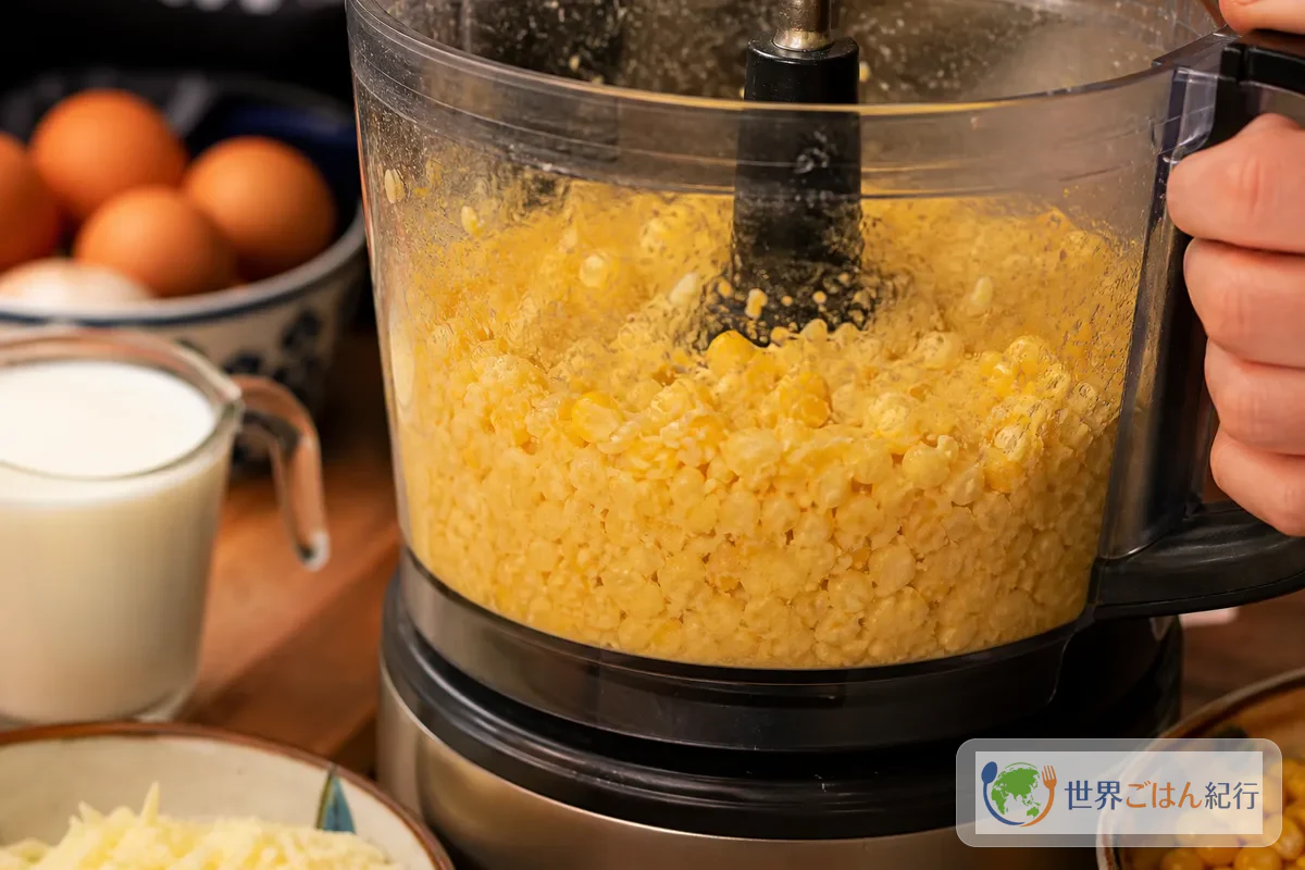 Préparation de la pâte de chipa guasu en écrasant grossièrement les grains de maïs