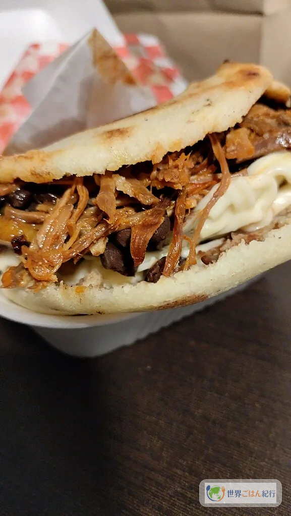 チーズや肉を詰めたアレパの断面