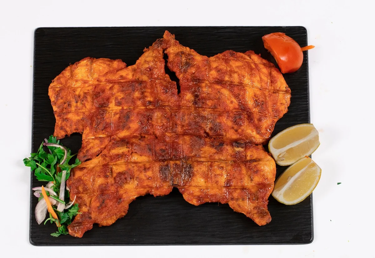 グリルされたタンドリーチキンとレモンの盛り付け