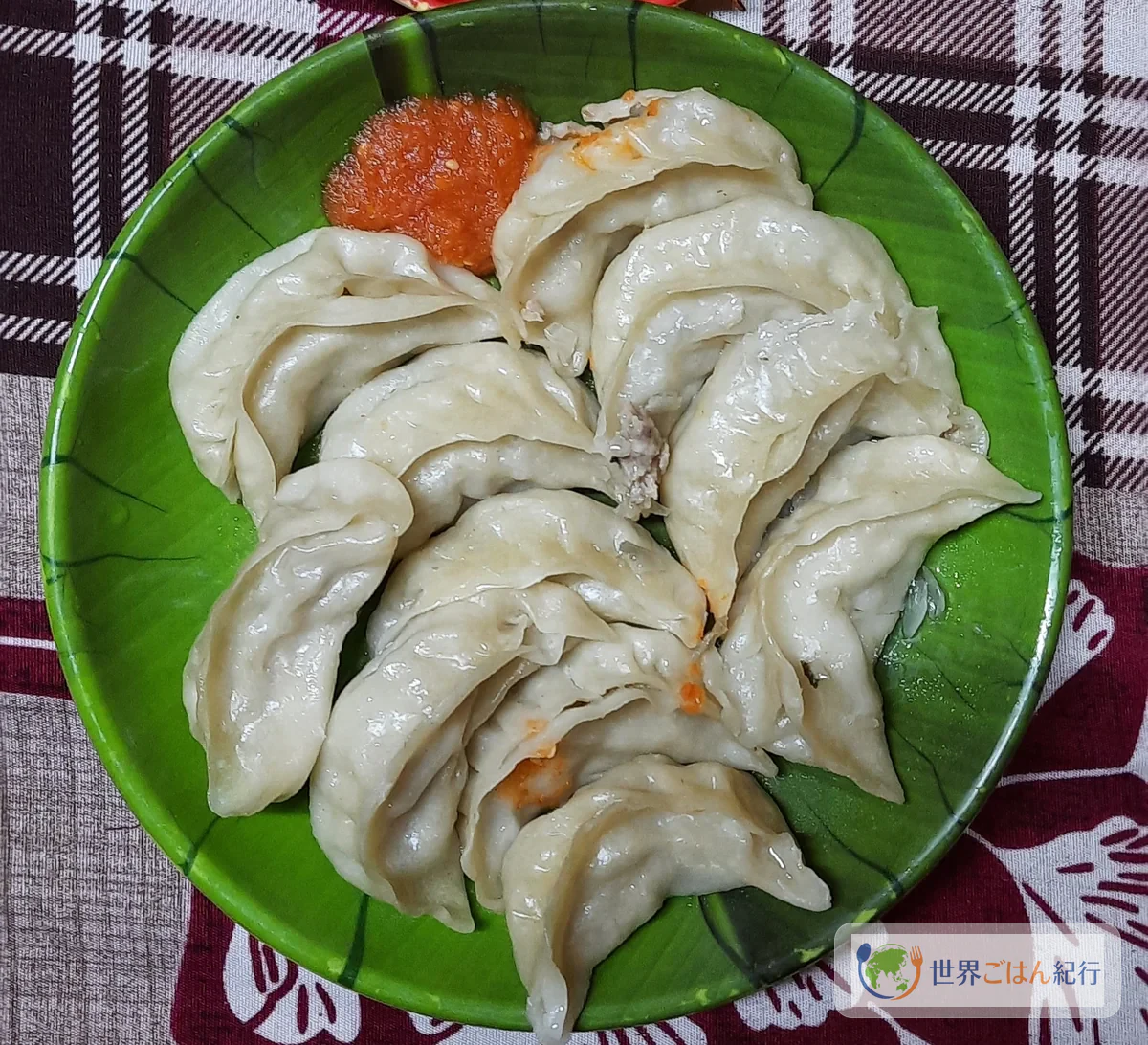 प्लेट में सजे चिकन मोमो