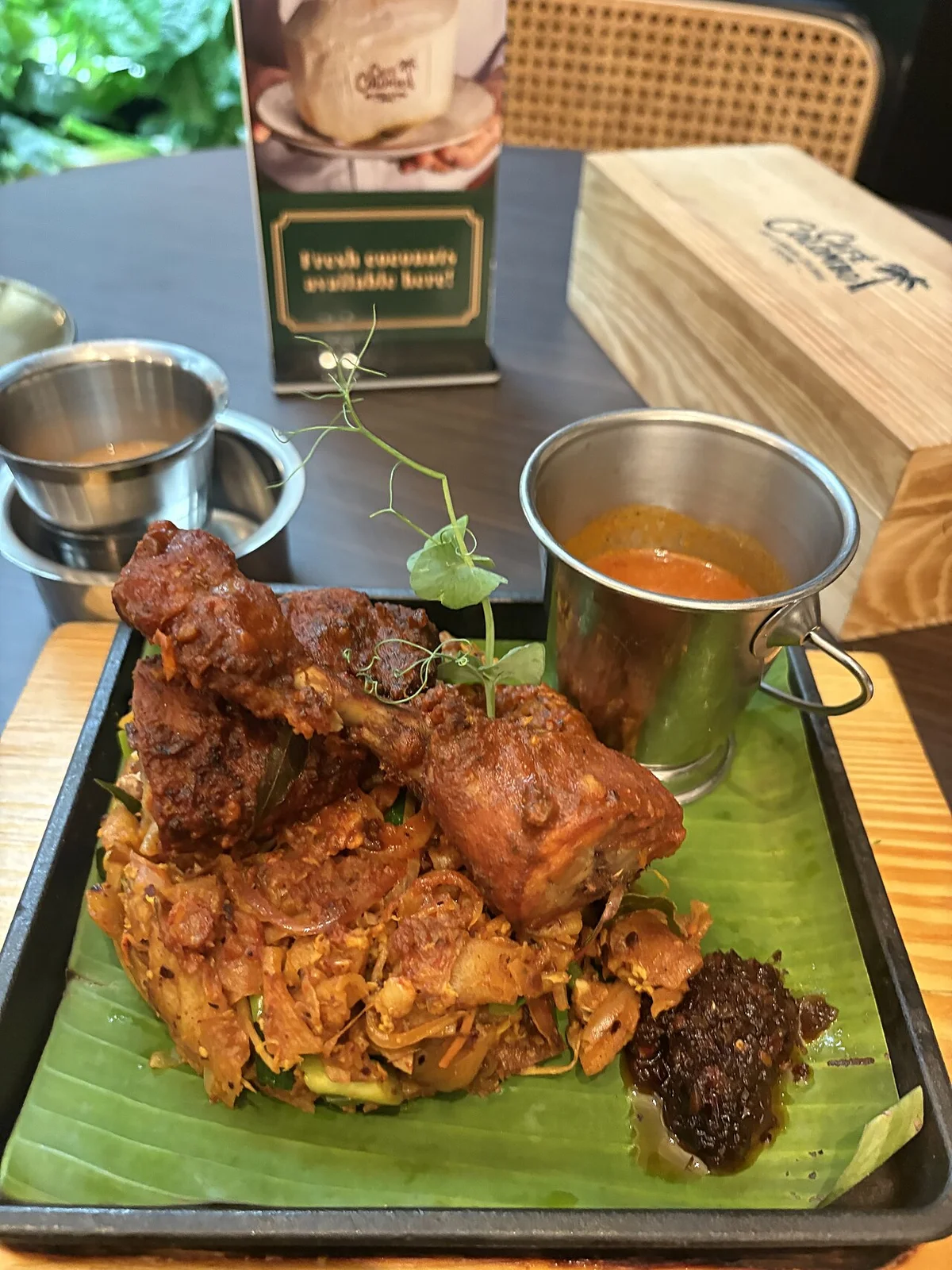 バナナリーフの上に盛り付けられたチキンコットゥとカレーソース